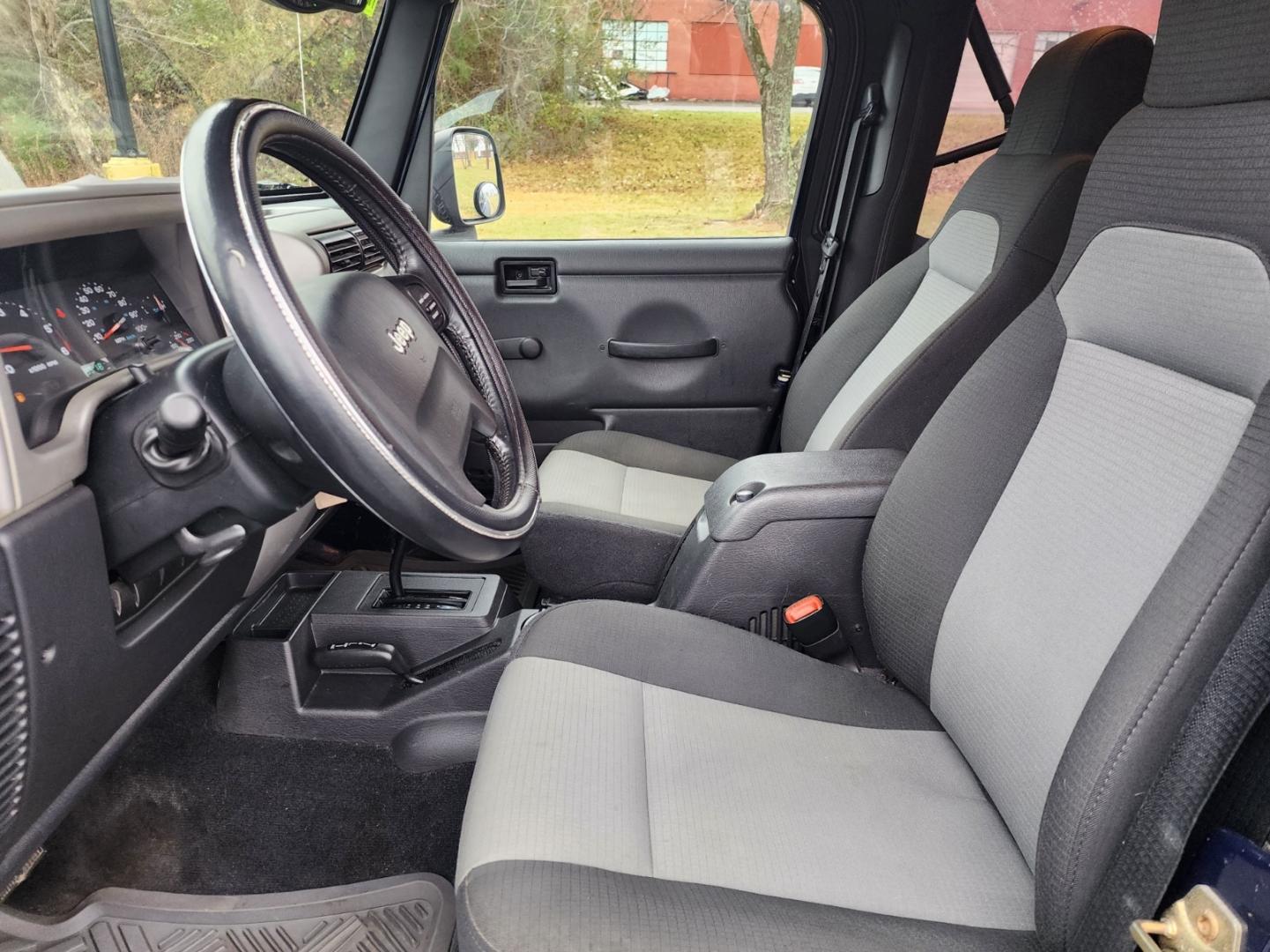 2006 Blue /Black Jeep Wrangler Unlimited (1J4FA44SX6P) with an 4.0L L6 OHV 12V engine, Automatic transmission, located at 1221 Madison St., Shelbyville, TN, 37160, (931) 680-9439, 0.000000, 0.000000 - Photo#4